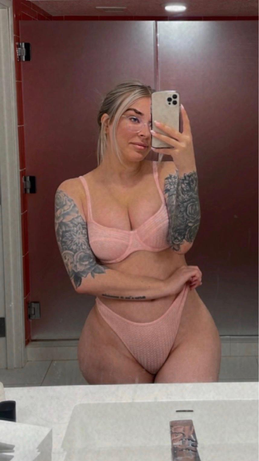I’m down and ready to fuck 💦🍆 I’m down and ready to fuck 💦🍆