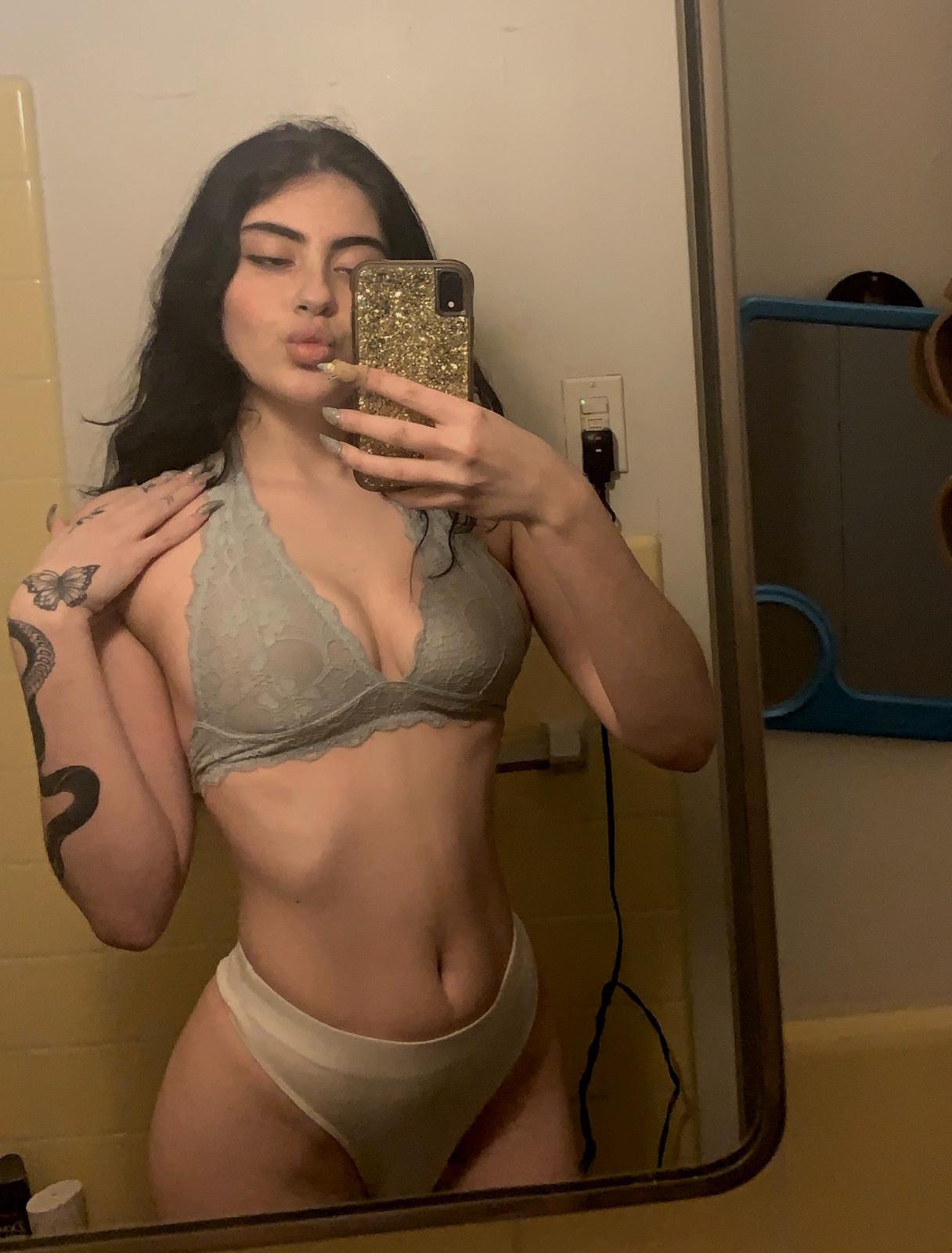 I’m hot🤤 and ready to be fucked😋🍆🍑 I’m hot🤤 and ready to be fucked😋🍆🍑