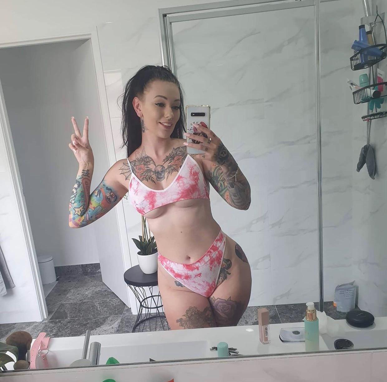 Escort available for hook up Escort available for hook up