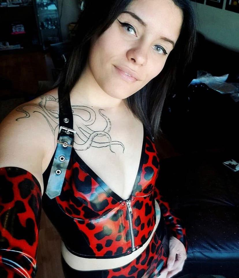 Mistress is seeking sir submissive slave Mistress is seeking sir submissive slave