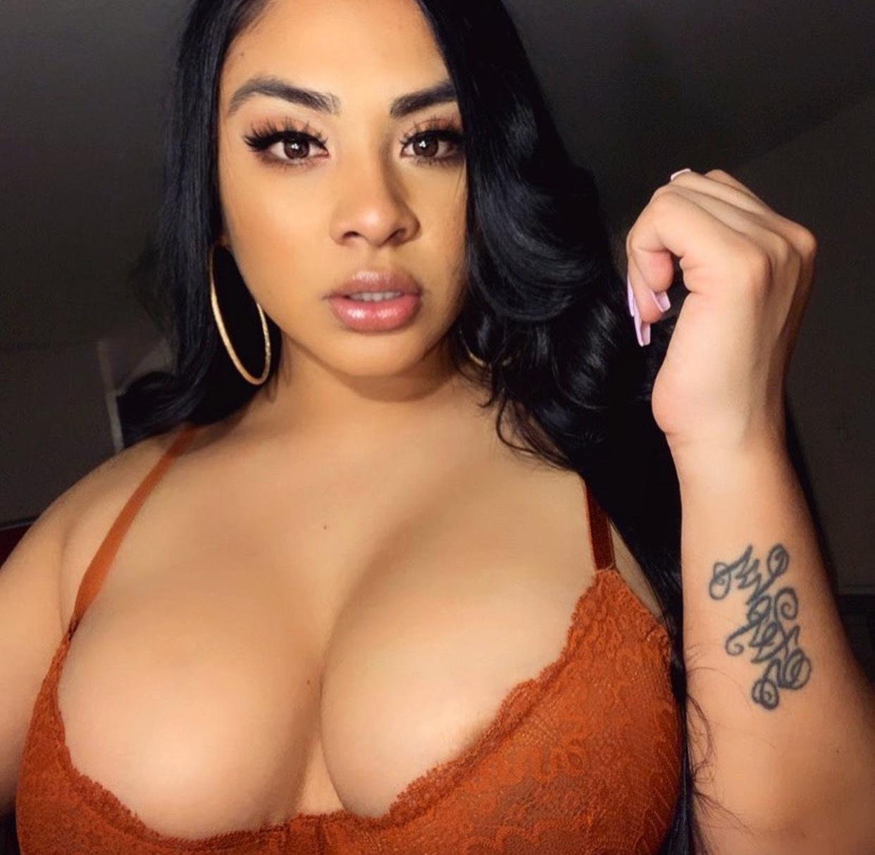 READY TO HAVE A GOOD 😋TIME WITH MY WET 💦TINY HIT ME UP NOW I’M AVAILABLE... READY TO HAVE A GOOD 😋TIME WITH MY WET 💦TINY HIT ME UP NOW I’M AVAILABLE...