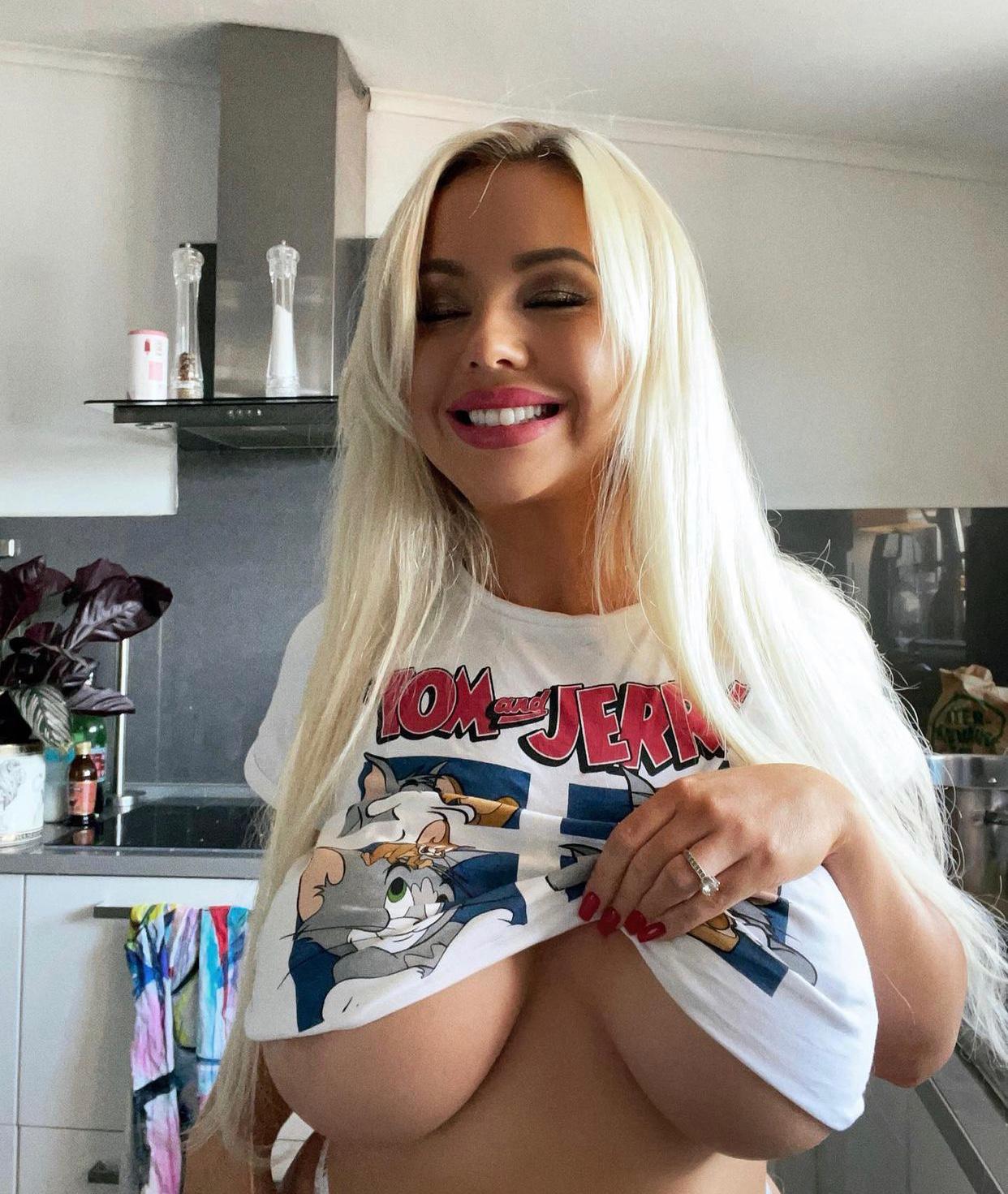 I’m available for hook up💦🍆 I’m available for hook up💦🍆