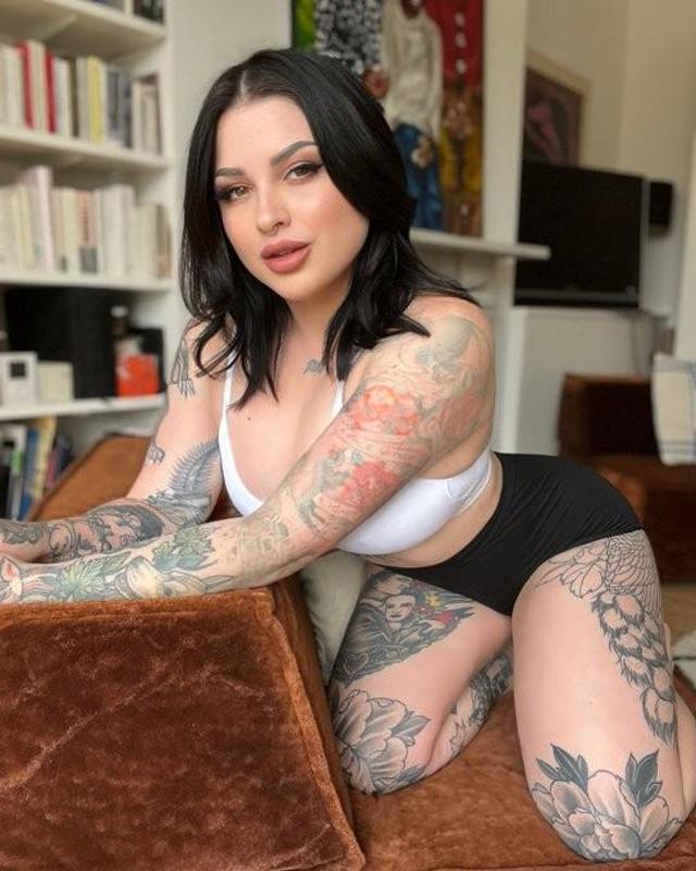 I am a professional hooker and i am independent available for hookup