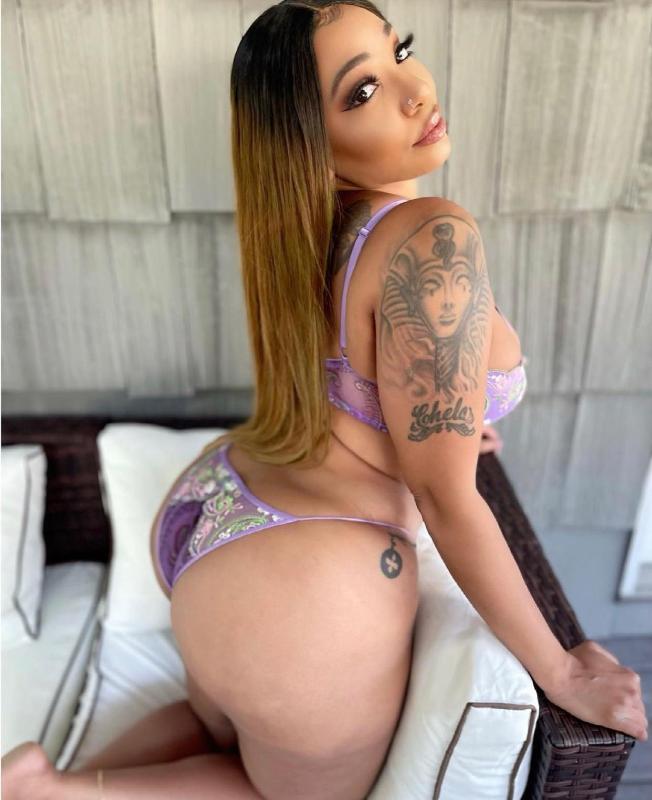 Hookup service I’m available hit me on snap 👻 Ellatom21