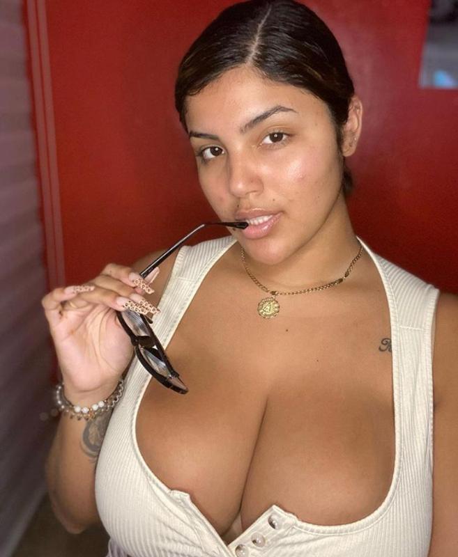 I’m available for hookups greet sex at low rate 🍆🍑💦