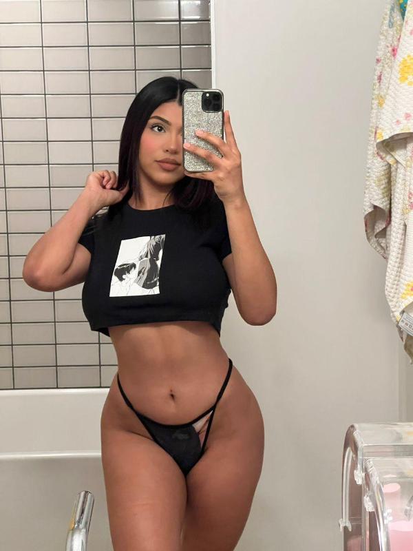 22 year old thottie available for fun Snapchat helenanna2021