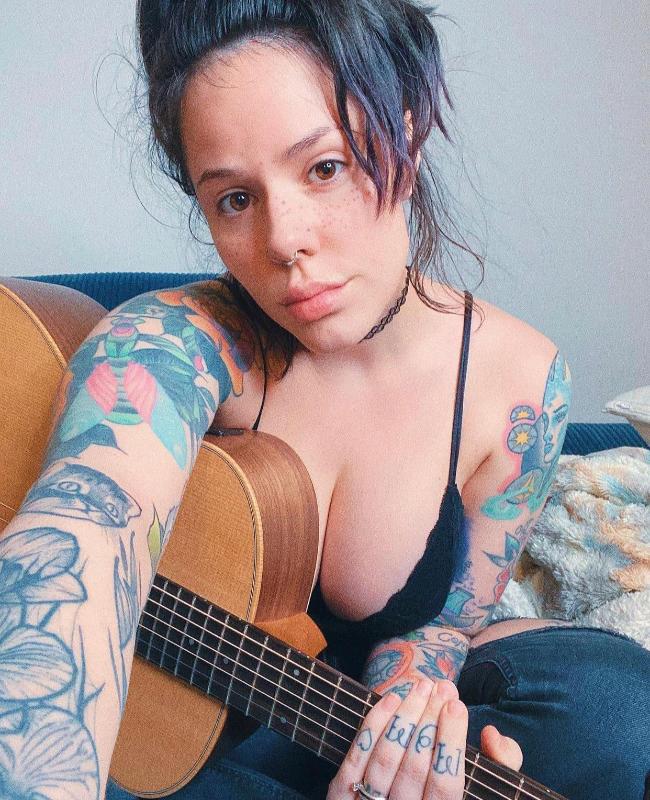 I’m HORNY and AVAILABLE for fun rn 🥺😩💦👅🍑