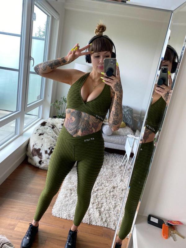 Escort ready for hook ups