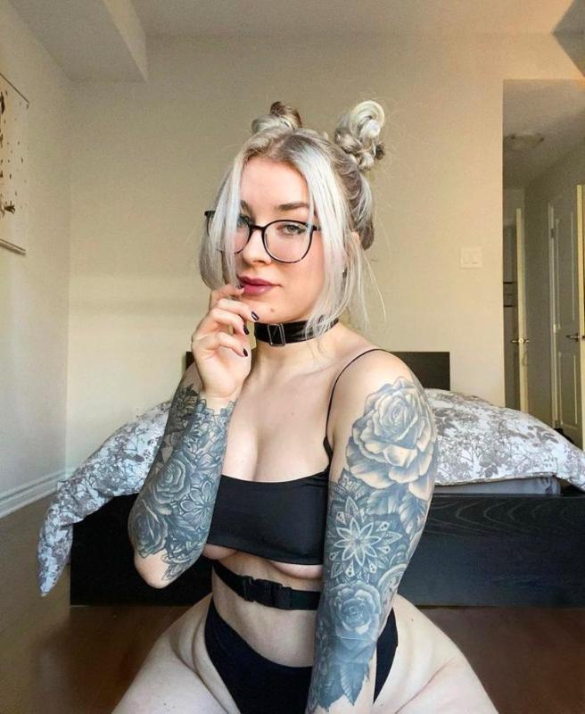 I’m available for hookups 🍆💦🍑