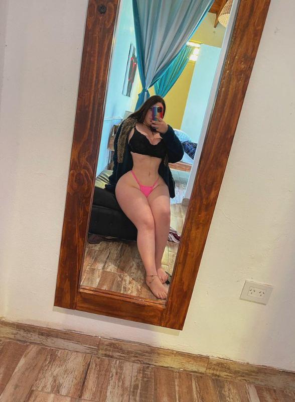 SEXY GIRL WITH A NICE BOOTY 🍑🍑💦 HORNY GIRL AND LOVE SQUIRTING 💦💦🍑🍑