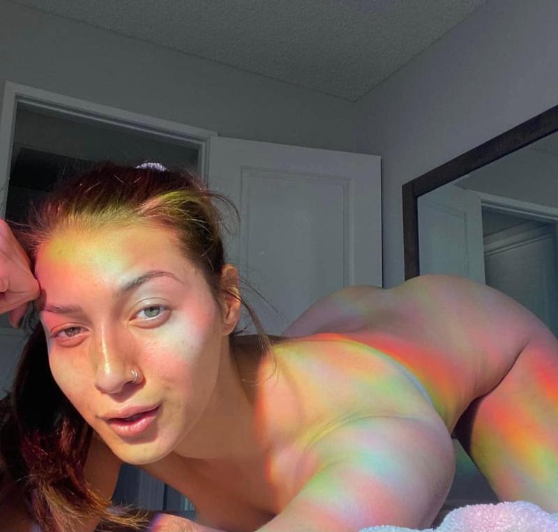 I’m available for hookup💦🍆