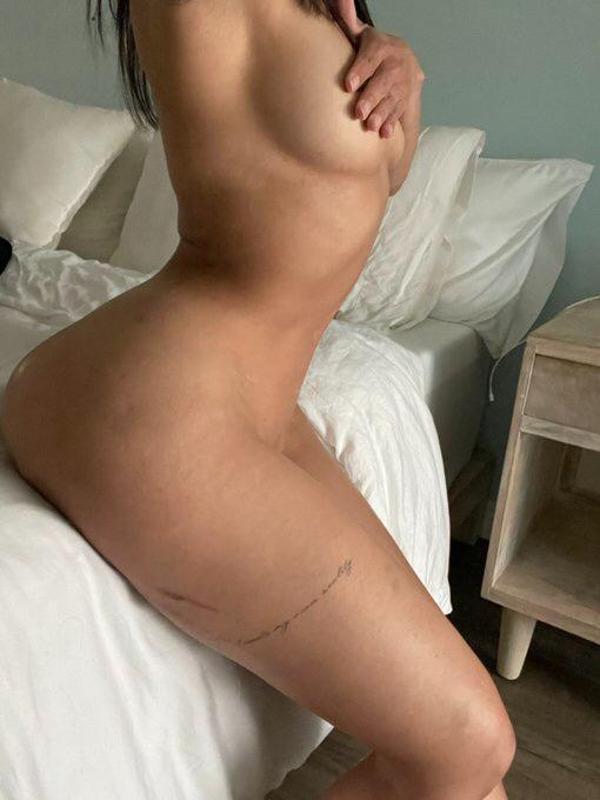 DOWN FOR HOOKUP🍑🍆💦 Snapchat @hannahwelsh21