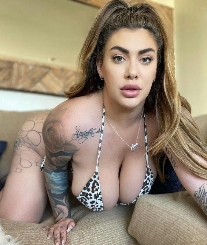 I’m available for hookup 🍆🍑