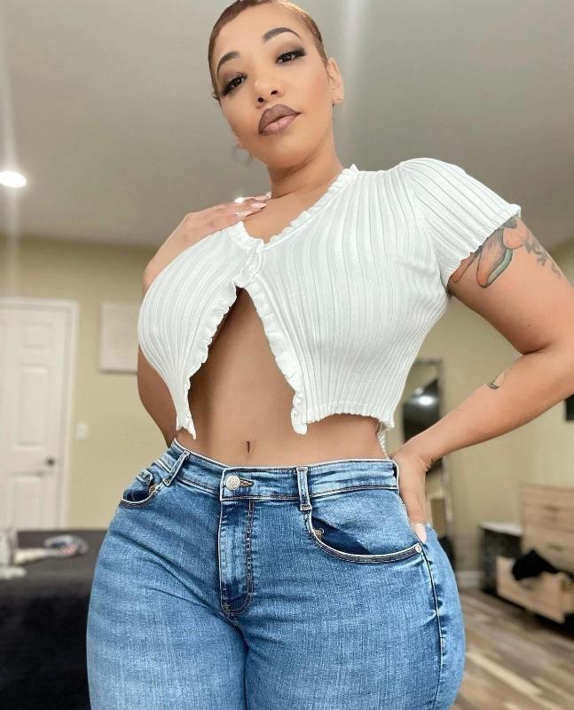 Hookup service I’m available hit me on snap 👻 ellatom21