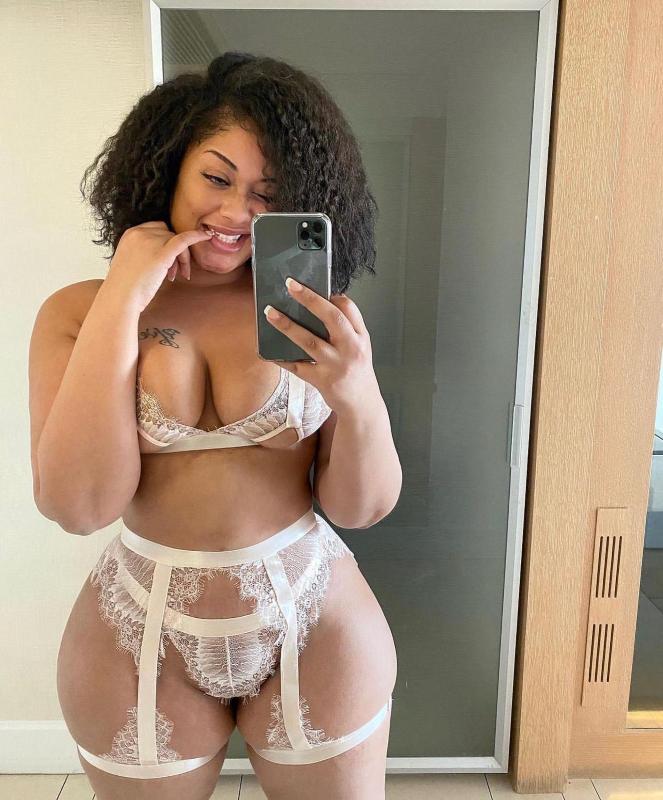 Down to fuck babe 👅👅👅