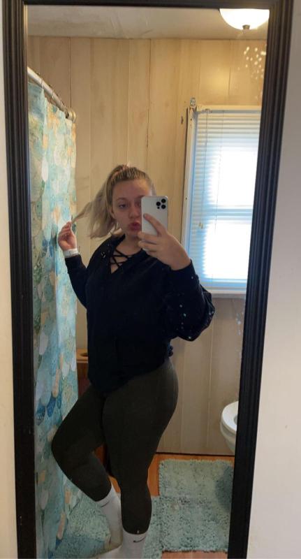 Horny asf HMU I’m available😍👅