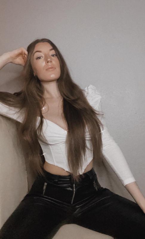 sexy white available for fun and gfes hookup 💋